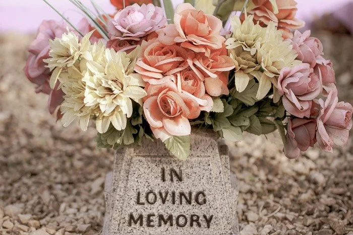 30+ Condolence Messages to Send Genuine Sympathy