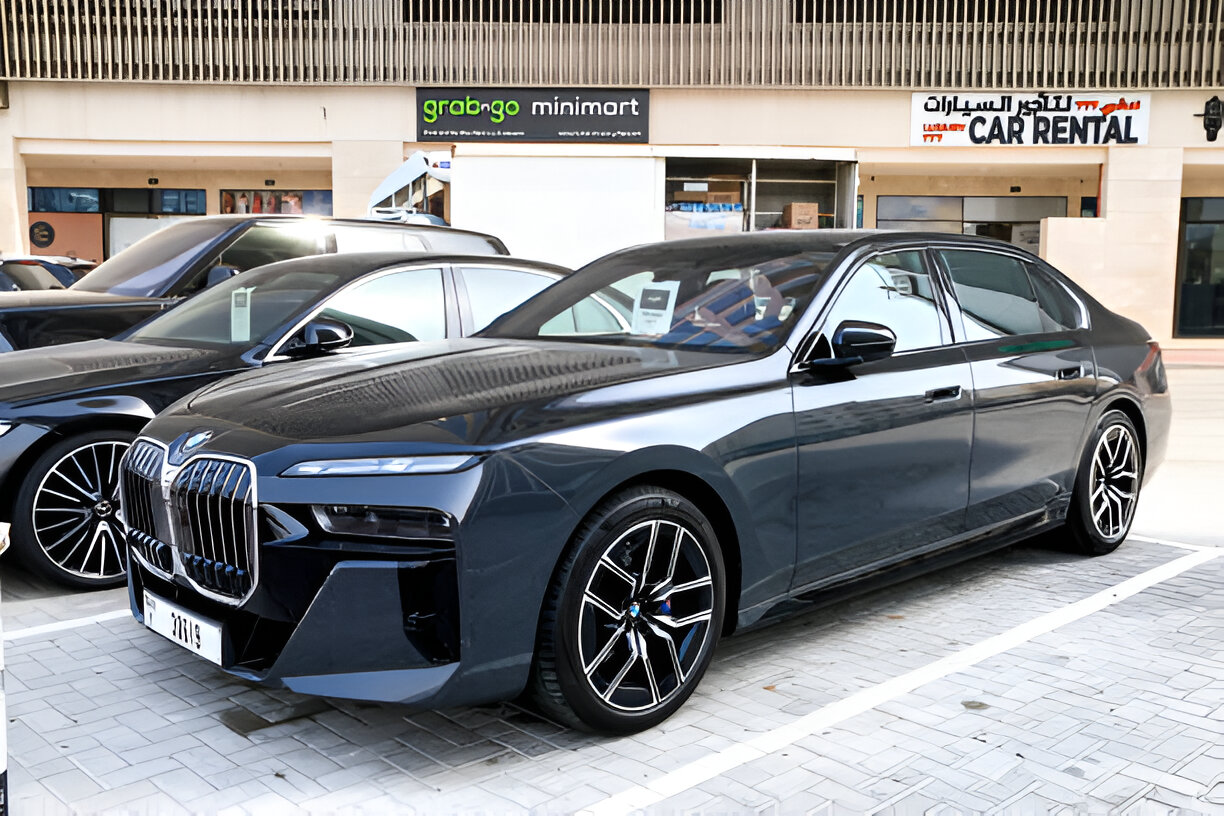 Best Times of Year to Rent a Luxury Car in Dubai (Peak vs. Off-Season)