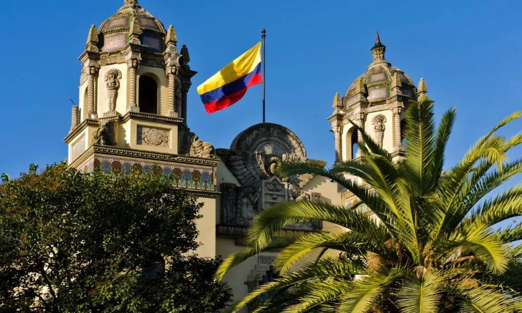 From Appointment to Stamp: The Silent Transformation of Colombian Consulates Amid a Migratory Boom