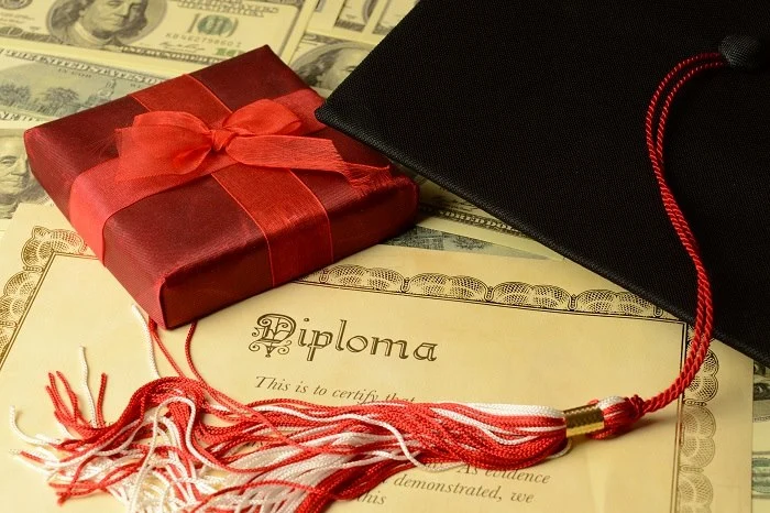 90+ Graduation Gifts to Motivate New Graduates in their Life