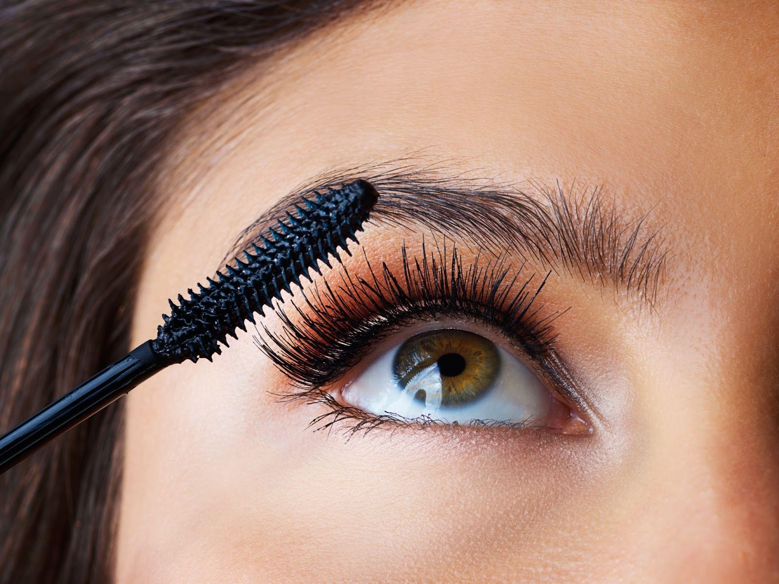 How to Apply Castor Oil to Eyelashes