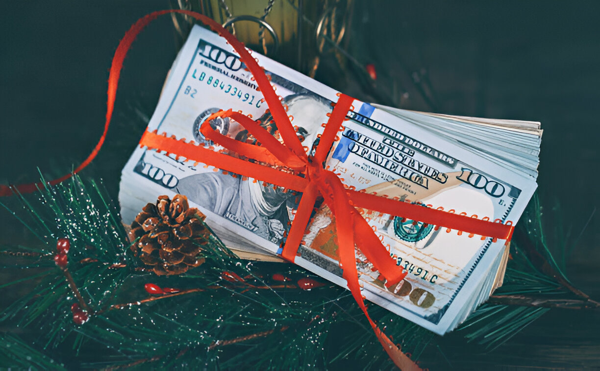 Need Money for Holiday Gifts? How to Use Emergency Loans to Cover Gift Costs