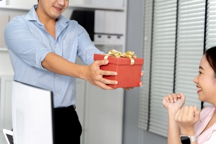 40+ Thank You Gifts For Coworkers to Show Gratitude