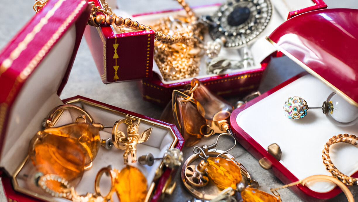 Vintage Jewellery: Why Pre-Owned Pieces are Making a Comeback